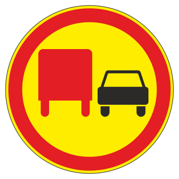 Дорожный знак 3.22 «Обгон грузовым автомобилям запрещен» (временный)